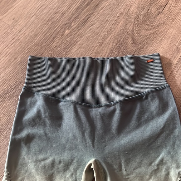 🏴 Pink Victoria’s Secret compression style shorts size small - Picture 4 of 8